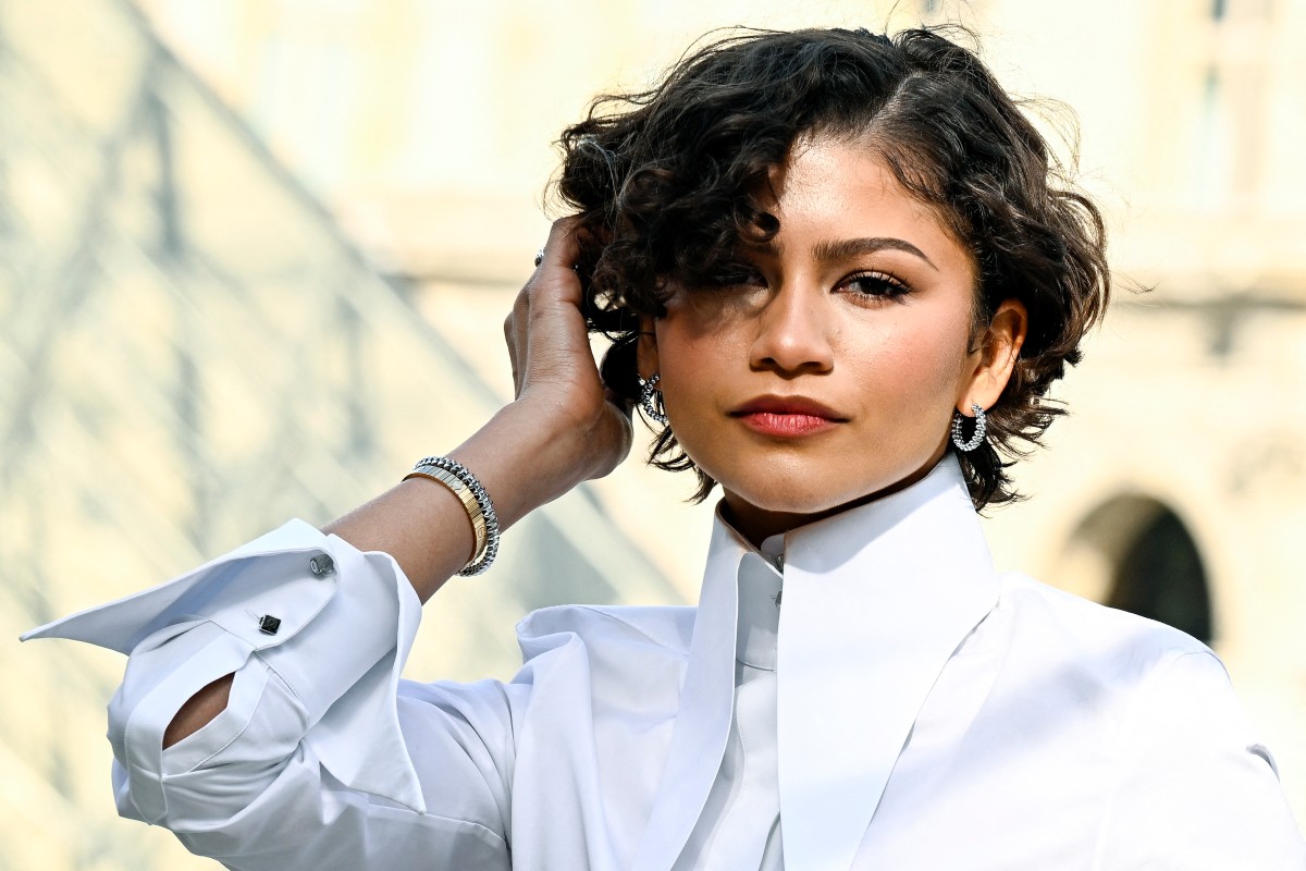 إطلالةZendaya  بتسريحة الشعر القصيرة في باريس في عرض أزياء Louis Vuitton